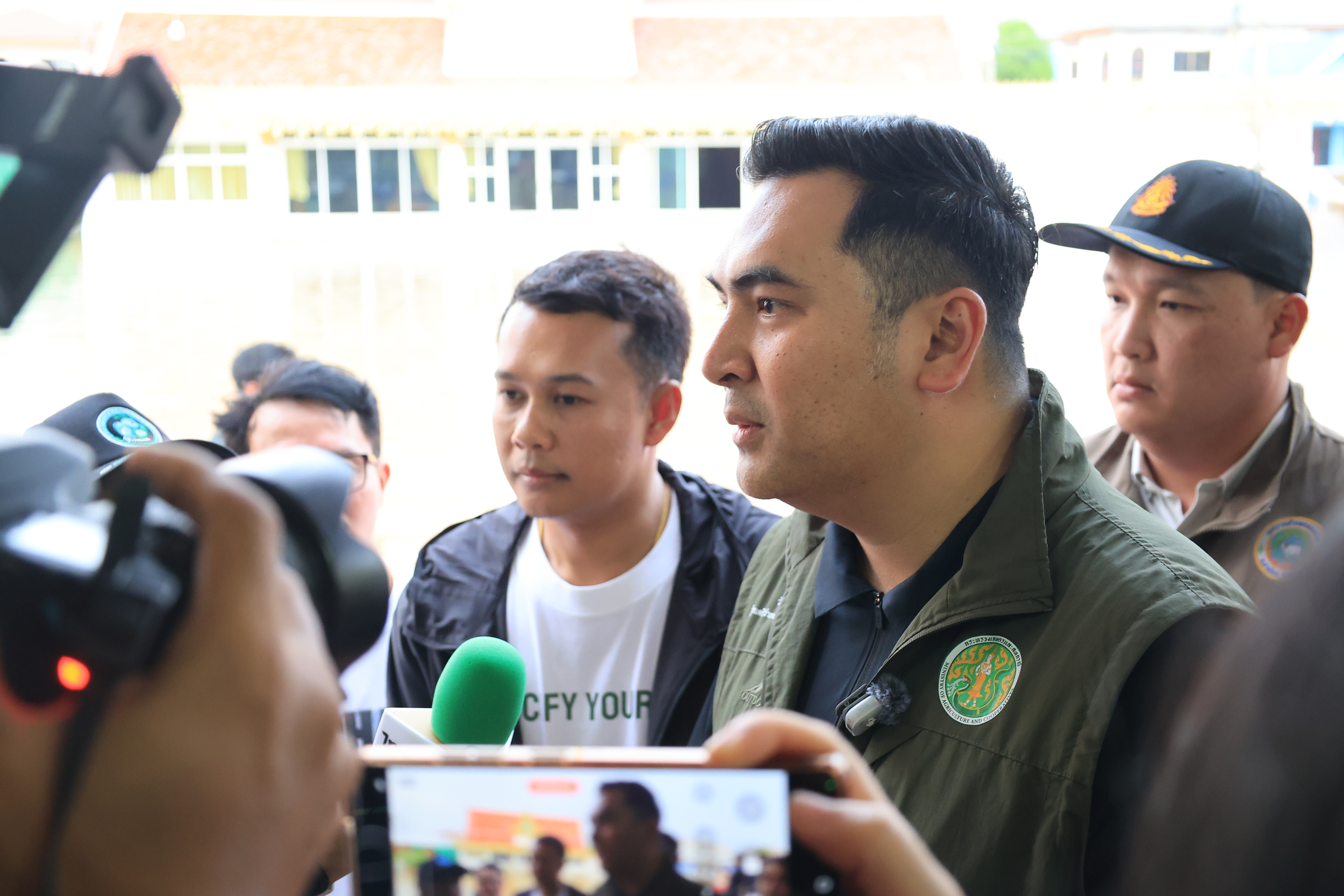 title - ส.ป.ก. ติดตามรมช.เกษตรฯ ช่วยเหลือพี่น้องผู้ประสบอุทกภัย ในเขตจังหวัดปทุมธานี